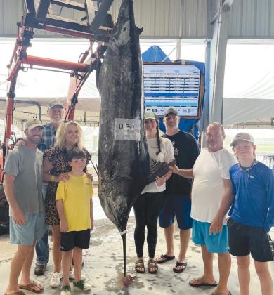From left are Nathan, Lynn, and Maddox Jurisich with Cli Streetman behind them, and angler Rylan Streetman, Clint Streetman, Mitch Jurisich, and Wyatt Streetman with a 431 lb Blue Marlin.