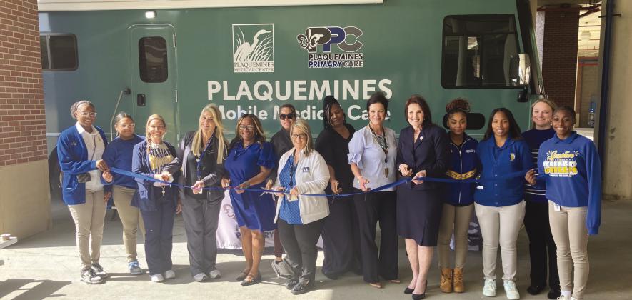 Phoenix High School Students, leadership with the Plaquemines Medical Center and Plaquemines Primary Care, School board member for district 1 Darilyn Demolle Turner, and Superintendent Shelley Ritz take part in the ribbon cutting to ocially announce the opening of the new Mobile Medical Unit
