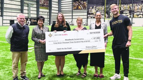 From left: Charlie Burt, Senior Mgr. Development, Venture Global, Gayle Benson, Owner, New Orleans Saints, Jennifer Blanchard, Katie Brasted, Executive Director, Woodlands Conservancy, Claire Stevenson, Senior Public Aairs Associate, Venture Global, and Tyler Shough, Quarterback, New Orleans Saints.