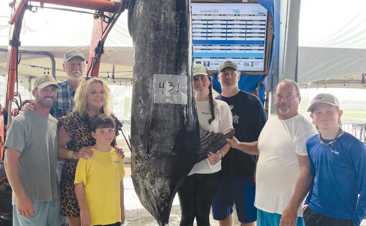From left are Nathan, Lynn, and Maddox Jurisich with Cli Streetman behind them, and angler Rylan Streetman, Clint Streetman, Mitch Jurisich, and Wyatt Streetman with a 431 lb Blue Marlin.