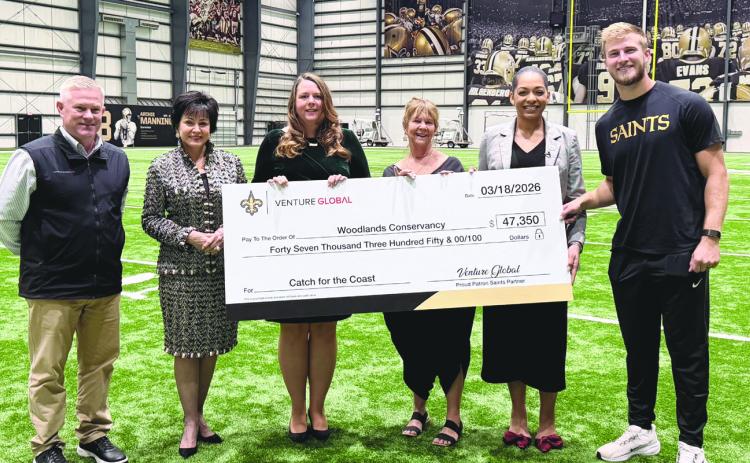 From left: Charlie Burt, Senior Mgr. Development, Venture Global, Gayle Benson, Owner, New Orleans Saints, Jennifer Blanchard, Katie Brasted, Executive Director, Woodlands Conservancy, Claire Stevenson, Senior Public Aairs Associate, Venture Global, and Tyler Shough, Quarterback, New Orleans Saints.